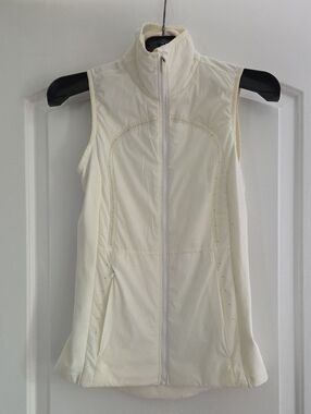 Lululemon Run For The Cold Insulated Vest Cream Size 2
